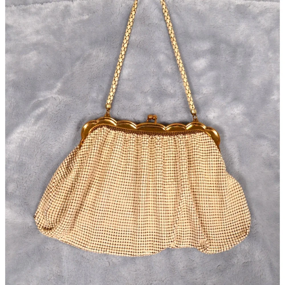 Vintage Whiting & Davis Cream Color Metal‎ Mesh Chainmail Coin Purse Kiss Lock